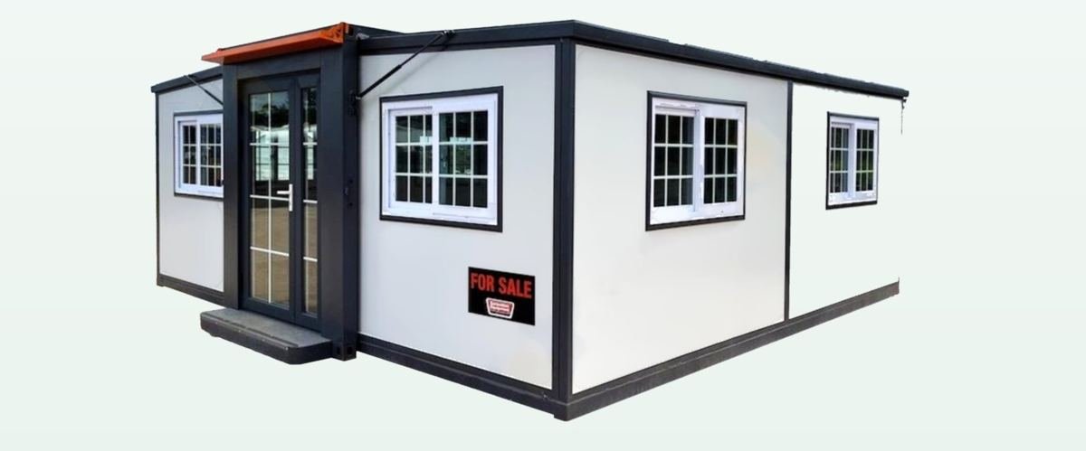 Casa contenedor expandible desplegada, fachada blanca y negra con ventanas