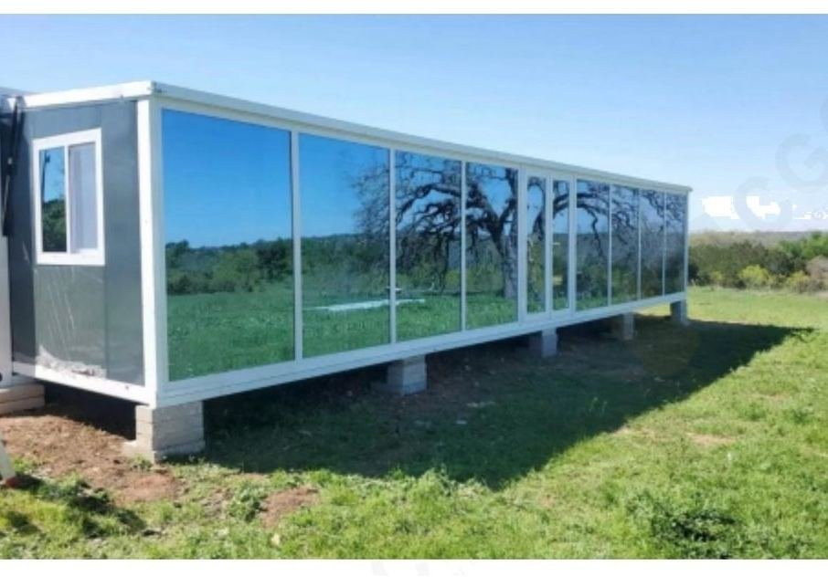 Casa expandible con pared de cristal