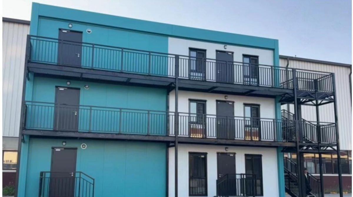 Edificio de tres plantas con módulos plegables